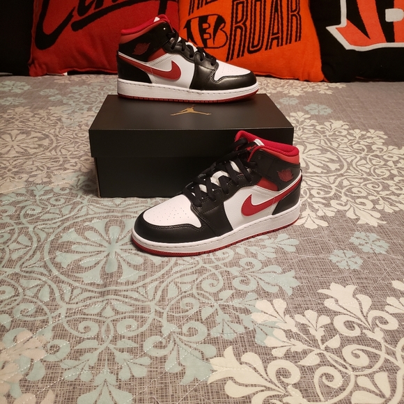 Air jordan 1 mids - Picture 2 of 6